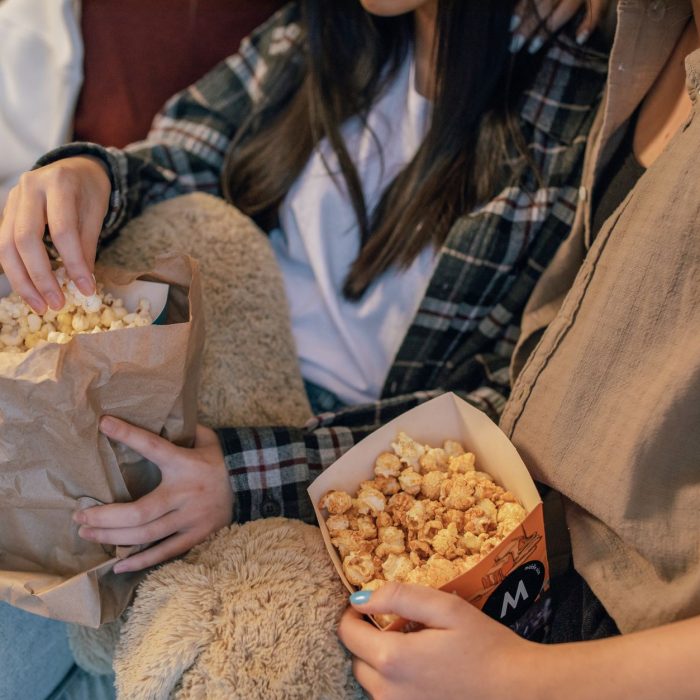 Popcorn-Tüten werden beim Filmabend geteilt